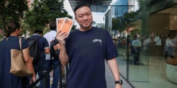 Apple’s iPhone 17 models launch to cheers and applause at Orchard Road store in Singapore, Singapore News
